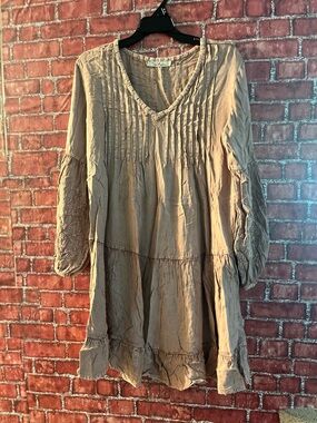 Solitaire Taupe Pintuck V-Neck Tiered Tunic size large Rm86